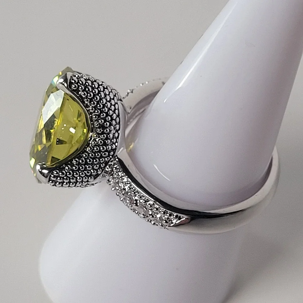 Silver Tone Yellow‎ Green Peridot Color Glass Stone Round Ring Pave Size 7.75
